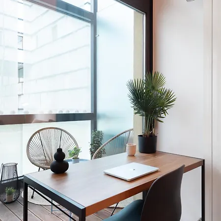 Modern With Terrace And Air Contitioning براغ